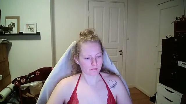 Girlnina-1995 online show from February 17, 2026, 7:31 pm