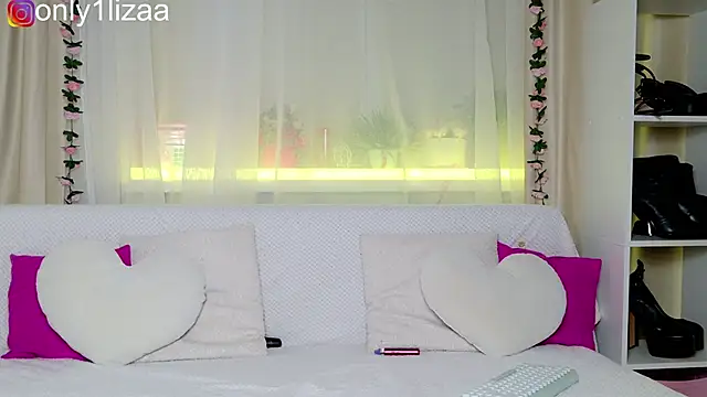 Only1liza online show from May 17, 2026, 9:44 pm