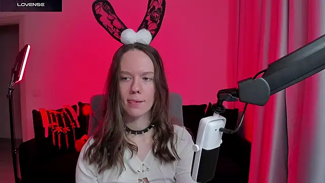 Snapshot of DivineBite chatting on February 6, 2026, 4:21 pm DivineBite online show from February 6, 2026, 4:21 pm