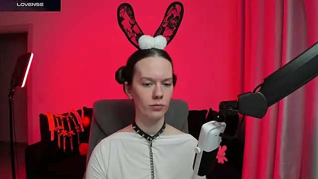 Snapshot of DivineBite chatting on February 9, 2026, 4:11 pm DivineBite online show from February 9, 2026, 4:11 pm