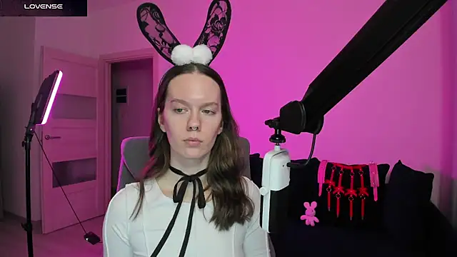 Snapshot of DivineBite chatting on February 25, 2026, 4:05 pm DivineBite online show from February 25, 2026, 4:05 pm