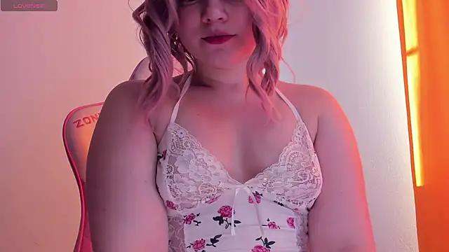 Snapshot of SueNiceeeee chatting on October 19, 2025, 6:36 am SueNiceeeee online show from October 19, 2025, 6:36 am