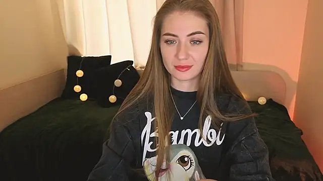 Snapshot of Adelyna_Bird chatting on December 2, 2025, 7:36 am Adelyna Bird online show from December 2, 2025, 7:36 am