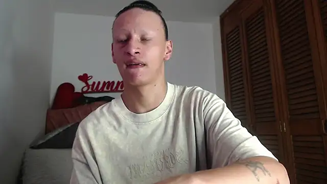 Snapshot of Summer_XO chatting on December 7, 2024, 6:37 pm Summer XO online show from December 7, 2024, 6:37 pm