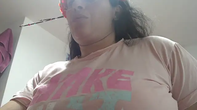 andreaisis2 online show from October 31, 2025, 9:05 pm