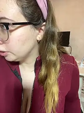 DienkaGreen online show from November 20, 2025, 4:23 am