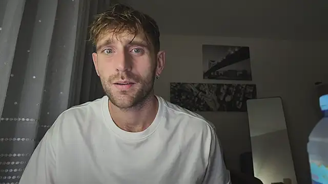 Snapshot of lukegunn chatting on February 4, 2026, 11:42 pm lukegunn online show from February 4, 2026, 11:42 pm