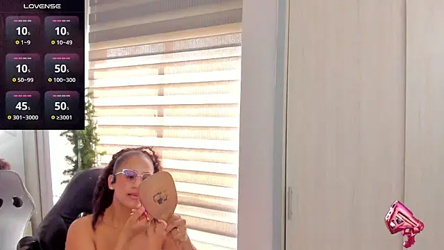 Snapshot of EmmaFerrary chatting on December 16, 2025, 5:40 pm EmmaFerrary online show from December 16, 2025, 5:40 pm