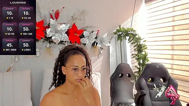 Snapshot of EmmaFerrary chatting on December 21, 2025, 8:16 pm EmmaFerrary online show from December 21, 2025, 8:16 pm