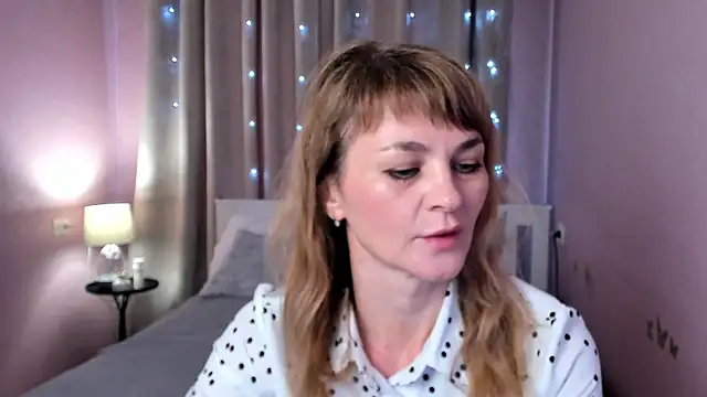 annasimonsj online show from May 11, 2026, 1:00 am