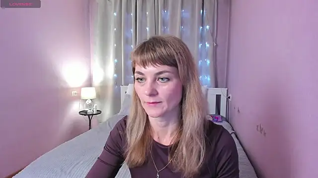 annasimonsj online show from May 21, 2026, 1:01 am