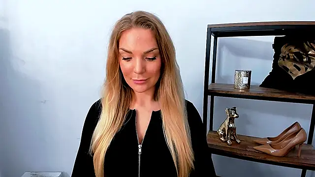 Snapshot of AulloraHoney chatting on April 1, 2026, 5:19 am AulloraHoney online show from April 1, 2026, 5:19 am