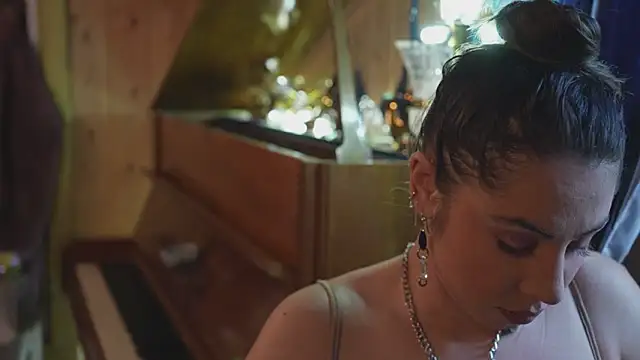 Snapshot of VanessaDoyle chatting on October 27, 2025, 8:18 am VanessaDoyle online show from October 27, 2025, 8:18 am