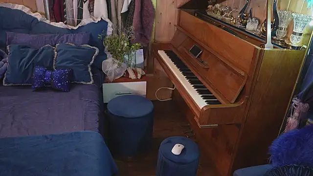 Snapshot of VanessaDoyle chatting on November 4, 2025, 4:28 pm VanessaDoyle online show from November 4, 2025, 4:28 pm