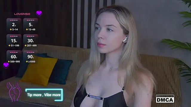 Snapshot of Holl1Would chatting on February 3, 2025, 3:42 am Holl1Would online show from February 3, 2025, 3:42 am