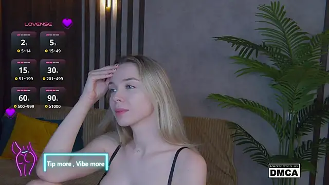 Snapshot of Holl1Would chatting on February 5, 2025, 3:34 am Holl1Would online show from February 5, 2025, 3:34 am