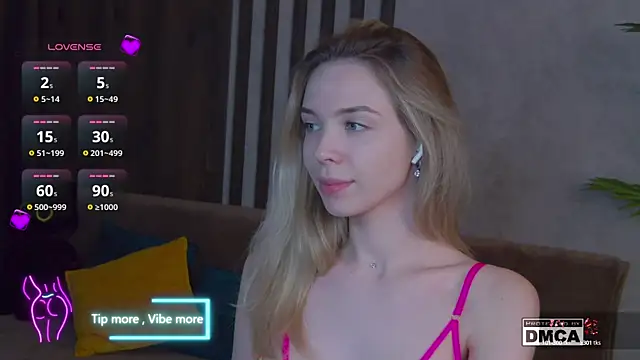 Snapshot of Holl1Would chatting on February 23, 2025, 6:28 am Holl1Would online show from February 23, 2025, 6:28 am