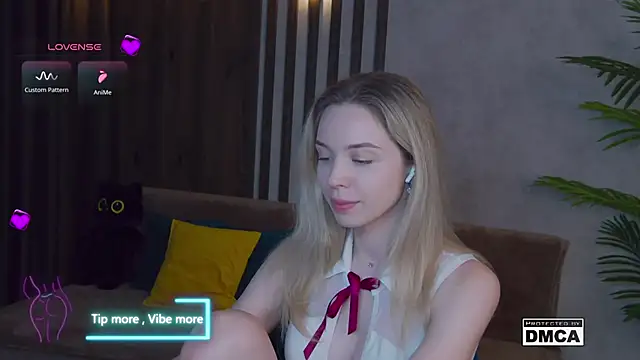 Snapshot of Holl1Would chatting on February 23, 2025, 11:14 pm Holl1Would online show from February 23, 2025, 11:14 pm