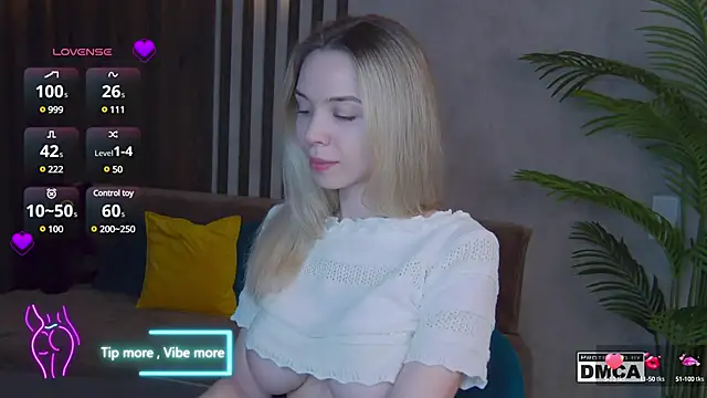 Snapshot of Holl1Would chatting on March 3, 2025, 6:37 am Holl1Would online show from March 3, 2025, 6:37 am