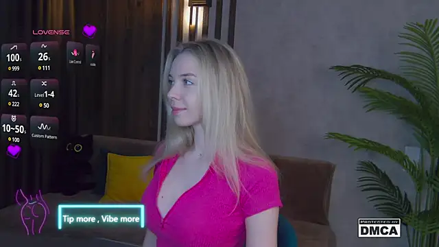 Snapshot of Holl1Would chatting on March 6, 2025, 3:35 am Holl1Would online show from March 6, 2025, 3:35 am