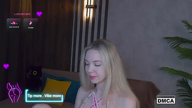 Snapshot of Holl1Would chatting on March 19, 2025, 3:41 am Holl1Would online show from March 19, 2025, 3:41 am