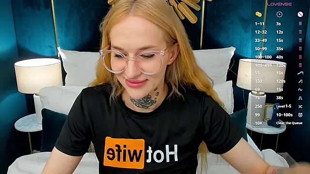 Snapshot of SarahLust chatting on May 17, 2026, 12:23 pm SarahLust online show from May 17, 2026, 12:23 pm