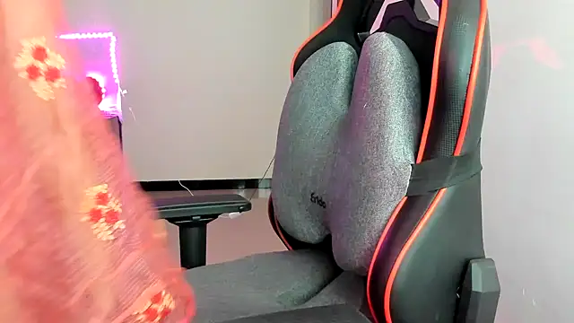 Snapshot of South_indian_tickly chatting on December 6, 2024, 10:41 pm South indian tickly online show from December 6, 2024, 10:41 pm