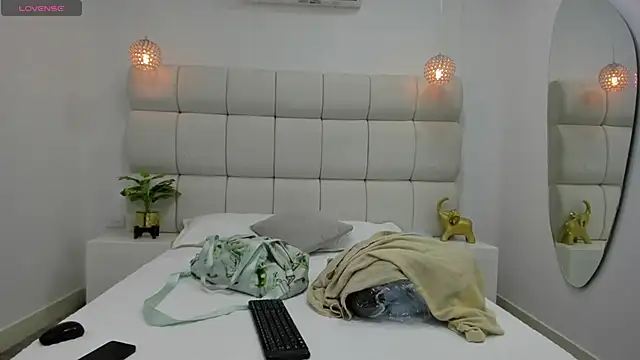 Snapshot of DanielleEvans_ chatting on October 1, 2025, 11:27 am DanielleEvans online show from October 1, 2025, 11:27 am