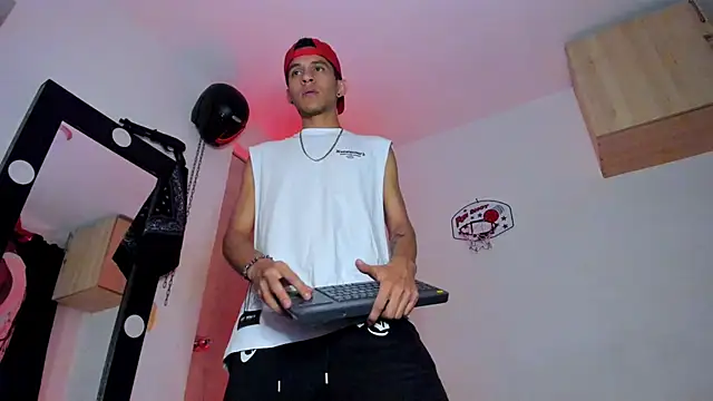 Snapshot of Samuel_Suarez chatting on January 8, 2026, 1:30 am Samuel Suarez online show from January 8, 2026, 1:30 am