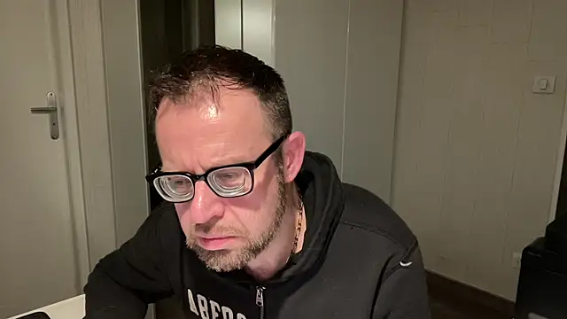 Snapshot of FABIOGLASSES chatting on February 9, 2025, 12:17 am FABIOGLASSES online show from February 9, 2025, 12:17 am