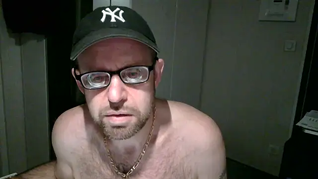 Snapshot of FABIOGLASSES chatting on September 8, 2025, 9:47 pm FABIOGLASSES online show from September 8, 2025, 9:47 pm