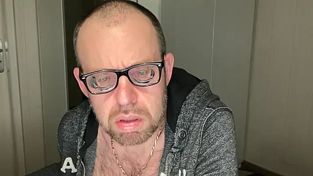 Snapshot of FABIOGLASSES chatting on November 23, 2025, 12:32 am FABIOGLASSES online show from November 23, 2025, 12:32 am