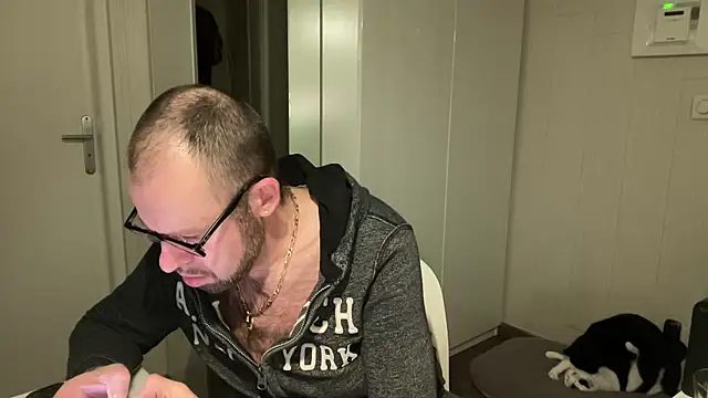 Snapshot of FABIOGLASSES chatting on November 23, 2025, 10:20 pm FABIOGLASSES online show from November 23, 2025, 10:20 pm