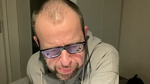 Snapshot of FABIOGLASSES chatting on November 27, 2025, 10:45 pm FABIOGLASSES online show from November 27, 2025, 10:45 pm