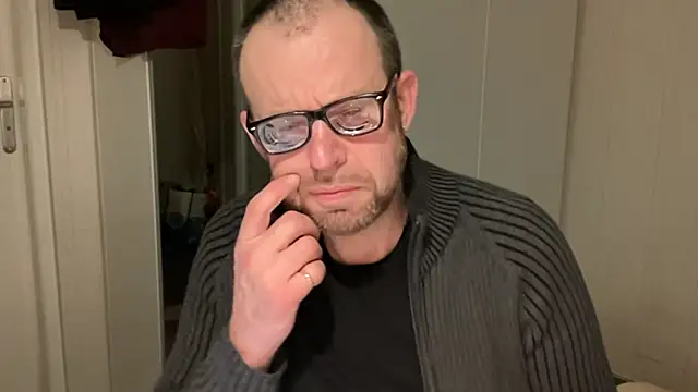 Snapshot of FABIOGLASSES chatting on December 3, 2025, 11:25 pm FABIOGLASSES online show from December 3, 2025, 11:25 pm