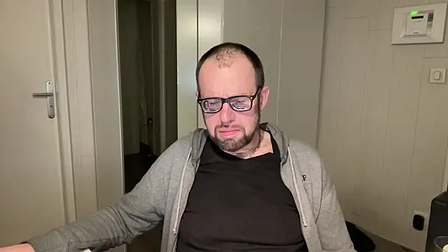 Snapshot of FABIOGLASSES chatting on January 8, 2026, 8:44 pm FABIOGLASSES online show from January 8, 2026, 8:44 pm