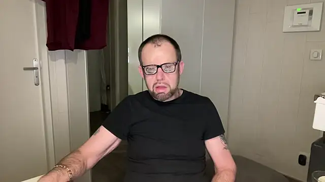 Snapshot of FABIOGLASSES chatting on February 10, 2026, 7:51 pm FABIOGLASSES online show from February 10, 2026, 7:51 pm