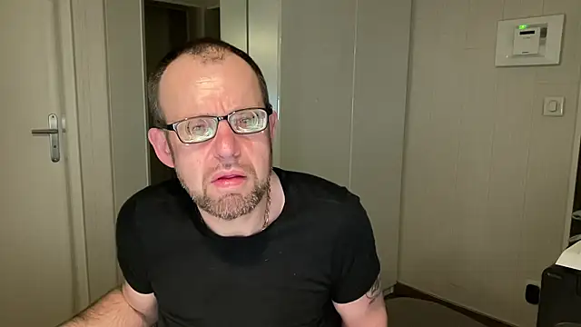 Snapshot of FABIOGLASSES chatting on February 24, 2026, 10:30 pm FABIOGLASSES online show from February 24, 2026, 10:30 pm