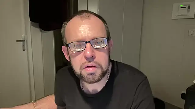 Snapshot of FABIOGLASSES chatting on March 5, 2026, 8:49 pm FABIOGLASSES online show from March 5, 2026, 8:49 pm