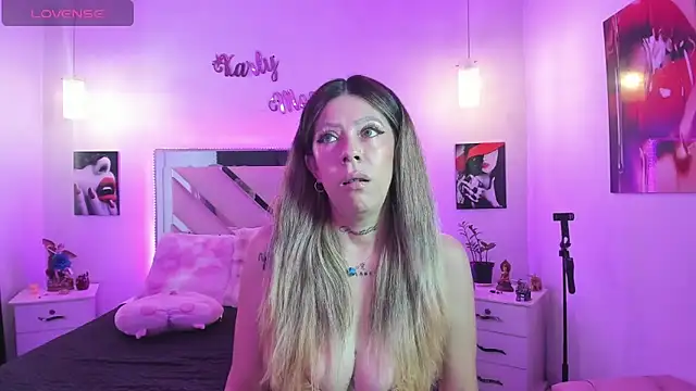 Snapshot of Karly_moon chatting on November 12, 2025, 8:19 pm Karly moon online show from November 12, 2025, 8:19 pm