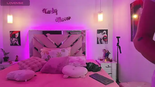 Snapshot of Karly_moon chatting on November 19, 2025, 5:13 pm Karly moon online show from November 19, 2025, 5:13 pm