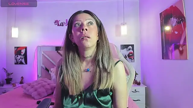 Snapshot of Karly_moon chatting on November 20, 2025, 5:18 am Karly moon online show from November 20, 2025, 5:18 am