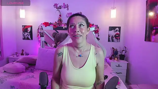 Snapshot of Karly_moon chatting on November 30, 2025, 10:47 pm Karly moon online show from November 30, 2025, 10:47 pm