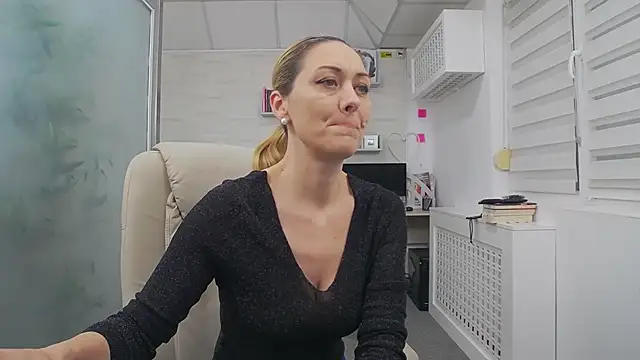 EllaMilf  online show from November 18, 2025, 6:01 pm