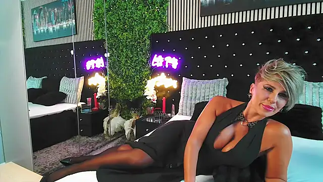 InannaStar online show from September 28, 2025, 10:42 am