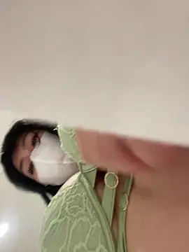 Snapshot of Onee-Chew chatting on December 5, 2025, 12:52 am Onee-Chew online show from December 5, 2025, 12:52 am