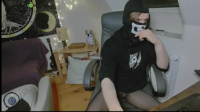 Snapshot of Nyl0nnickb0y chatting on December 1, 2025, 9:20 pm Nyl0nnickb0y online show from December 1, 2025, 9:20 pm