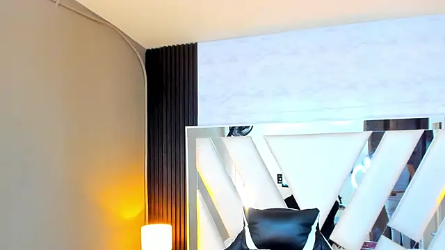 Linda4Petite online show from October 15, 2025, 6:08 pm