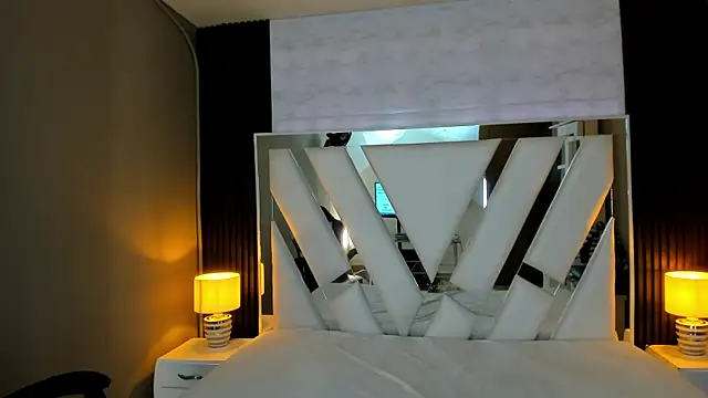 Snapshot of Linda4Petite chatting on December 22, 2025, 6:05 pm Linda4Petite online show from December 22, 2025, 6:05 pm