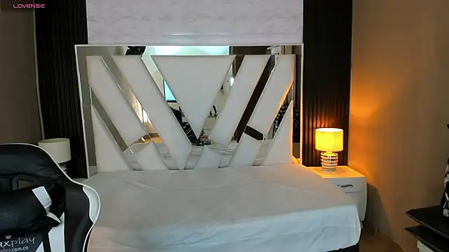 Snapshot of Linda4Petite chatting on January 6, 2026, 6:33 pm Linda4Petite online show from January 6, 2026, 6:33 pm